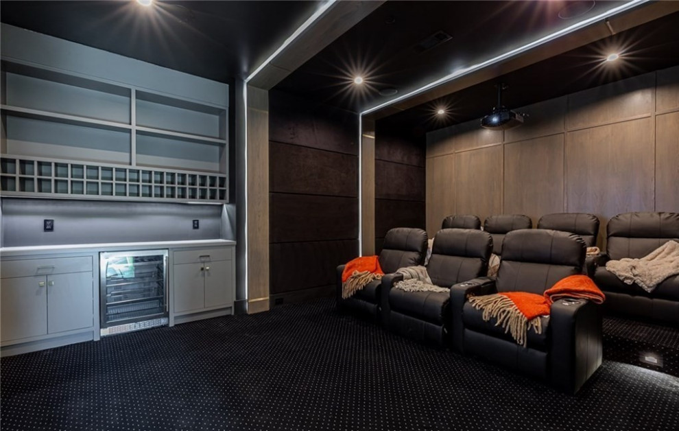 Imagen de cine en casa cerrado moderno extra grande con suelo de ladrillo y televisor colgado en la pared