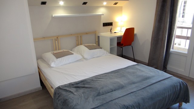 Une des trois chambres modern-schlafzimmer