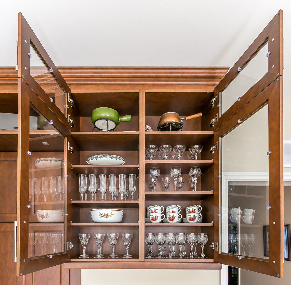 Kitchen - transitional kitchen idea in Toronto