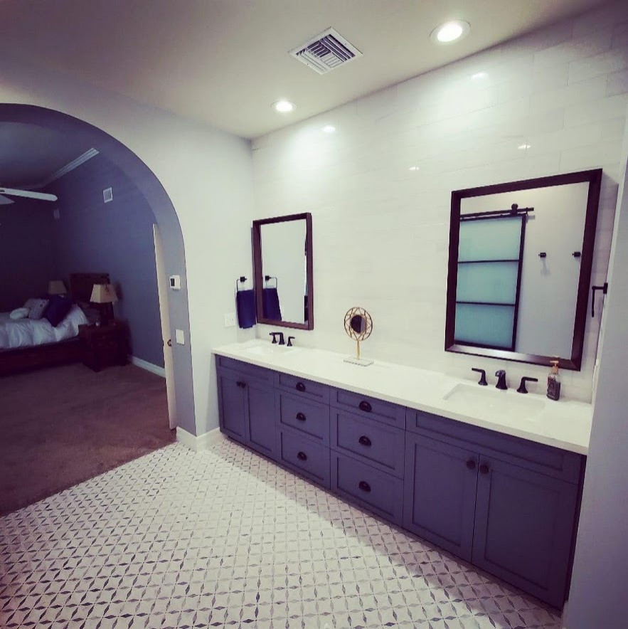 Exempel på ett mycket stort klassiskt vit vitt en-suite badrum, med skåp i shakerstil, grå skåp, ett hörnbadkar, en dusch i en alkov, en toalettstol med separat cisternkåpa, vit kakel, keramikplattor, grå väggar, mosaikgolv, ett undermonterad handfat, bänkskiva i kvarts, flerfärgat golv och dusch med gångjärnsdörr