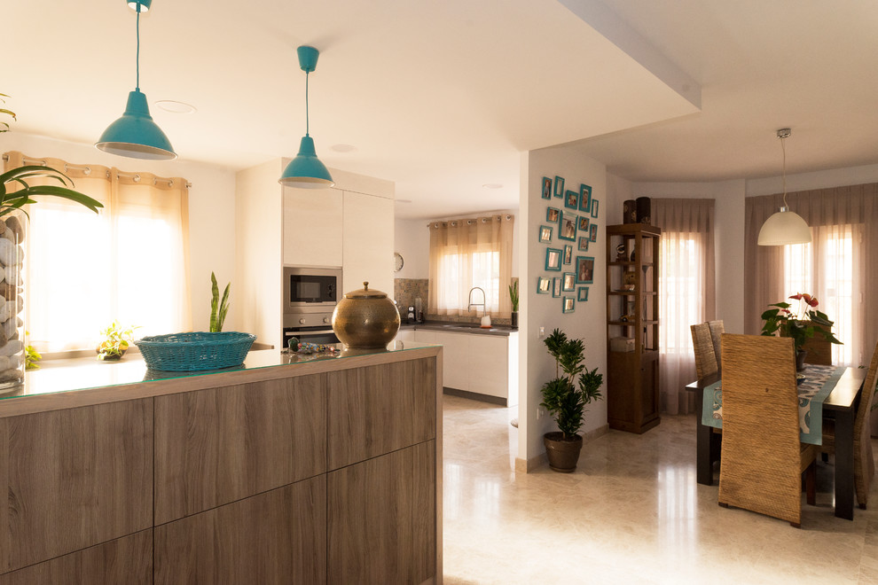 Imagen de comedor clásico renovado de tamaño medio abierto sin chimenea con paredes blancas