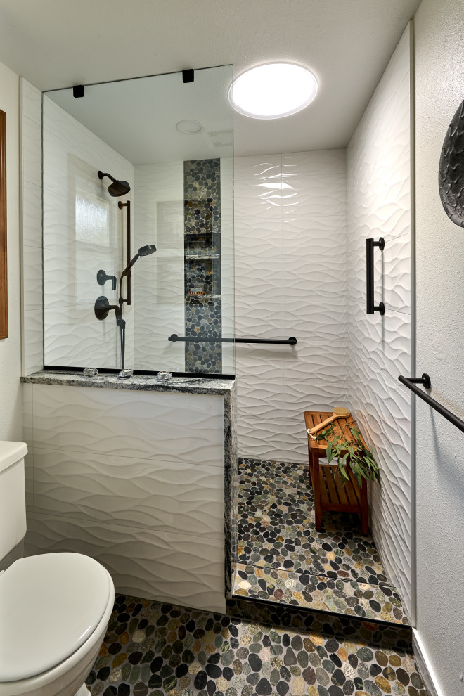 Esempio di una piccola stanza da bagno minimal con doccia aperta, piastrelle bianche, piastrelle in ceramica, pavimento con piastrelle di ciottoli, pavimento multicolore, doccia aperta e panca da doccia