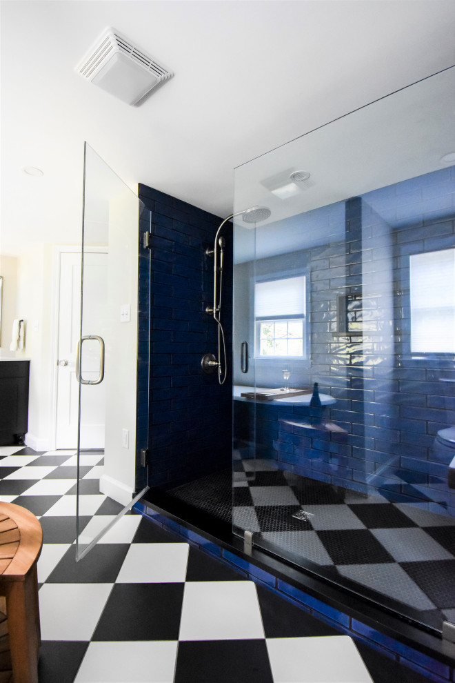 Стильный дизайн: главная ванная комната среднего размера в стиле фьюжн с фасадами островного типа, черными фасадами, столешницей из искусственного кварца, белой столешницей, тумбой под две раковины и встроенной тумбой - последний тренд