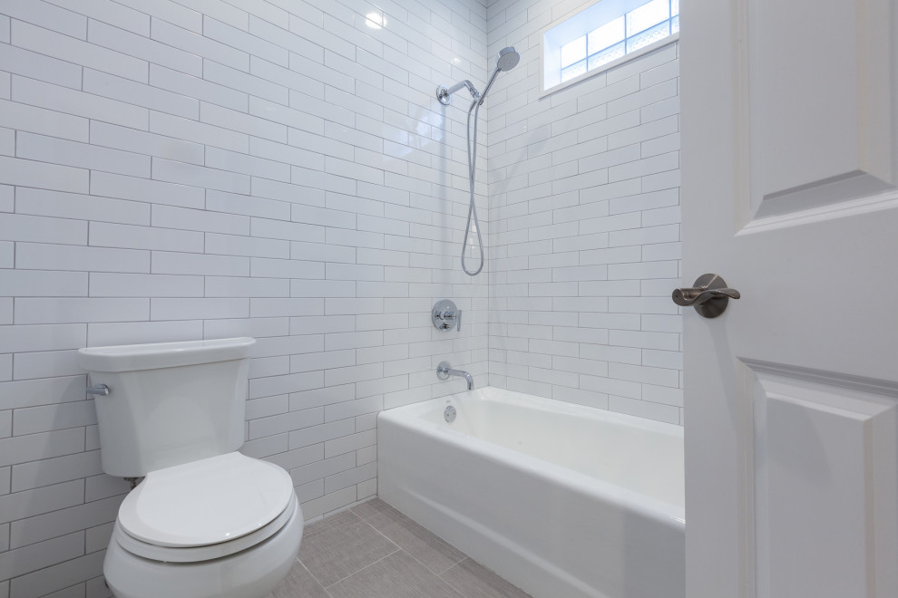 Exempel på ett mellanstort klassiskt vit vitt badrum för barn, med möbel-liknande, skåp i mellenmörkt trä, ett badkar i en alkov, en dusch i en alkov, vit kakel, keramikplattor, beige väggar, klinkergolv i porslin, ett undermonterad handfat, bänkskiva i kvarts och grått golv