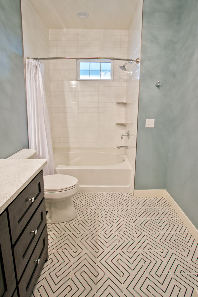 Exempel på ett klassiskt vit vitt badrum, med skåp i shakerstil, skåp i mörkt trä, ett platsbyggt badkar, keramikplattor, blå väggar, klinkergolv i keramik, bänkskiva i kvarts och flerfärgat golv