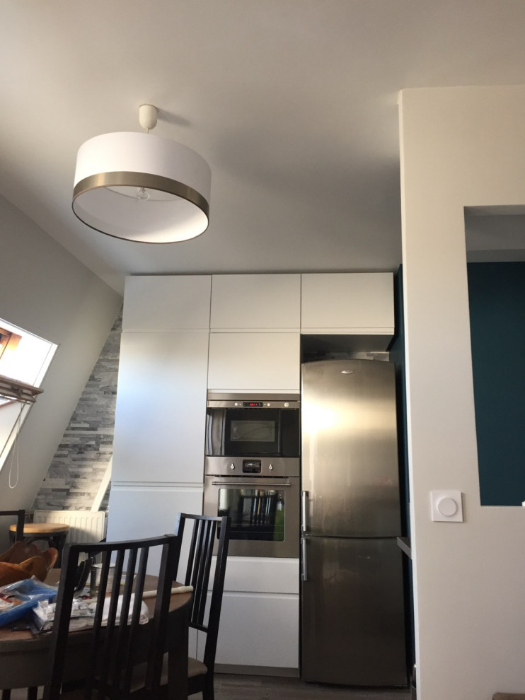 Idee per una sala da pranzo aperta verso la cucina minimalista di medie dimensioni con pareti grigie, nessun camino e pareti in mattoni