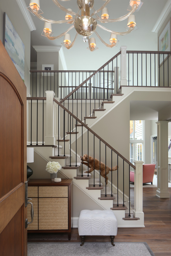 Идея дизайна: большая п-образная деревянная лестница в классическом стиле с деревянными ступенями и перилами из смешанных материалов