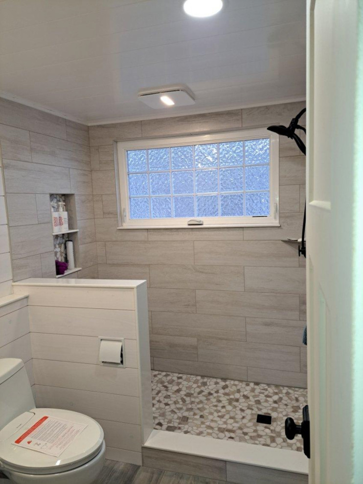 Inspiration for a mid-sized modern master bathroom with beige walls, grey floor, an open shower, an alcove shower, a one-piece toilet and vinyl floors.