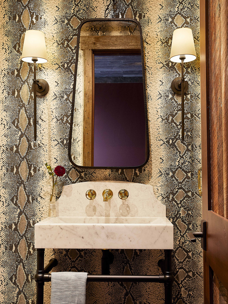 Cette photo montre un WC et toilettes montagne avec un mur marron, parquet foncé, un plan vasque, un plan de toilette en marbre, un sol marron, un plan de toilette blanc, un plafond en bois et du papier peint.