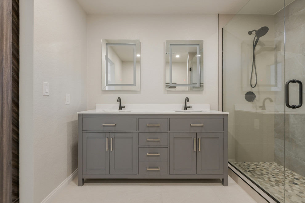 Idéer för att renovera ett mellanstort vintage vit vitt en-suite badrum, med skåp i shakerstil, grå skåp, en dusch i en alkov, grå kakel, porslinskakel, beige väggar, klinkergolv i porslin, ett undermonterad handfat, marmorbänkskiva, beiget golv och dusch med gångjärnsdörr