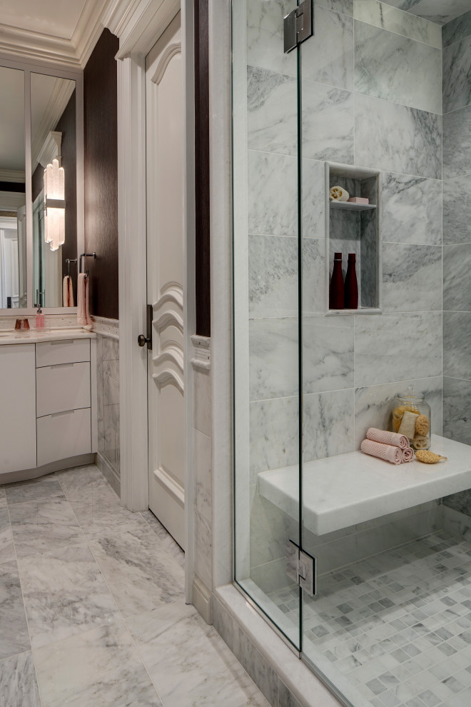 Источник вдохновения для домашнего уюта: большая главная ванная комната в стиле неоклассика (современная классика) с фасадами островного типа, белыми фасадами, душем в нише, белой плиткой, мраморной плиткой, фиолетовыми стенами, мраморным полом, накладной раковиной, мраморной столешницей, белым полом, душем с распашными дверями, белой столешницей, нишей, тумбой под одну раковину, встроенной тумбой и обоями на стенах