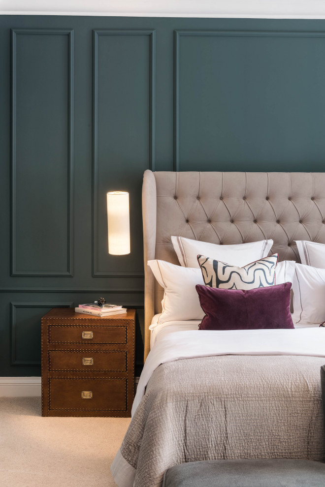 На фото: хозяйская спальня среднего размера в стиле неоклассика (современная классика) с синими стенами, ковровым покрытием, бежевым полом и панелями на части стены с