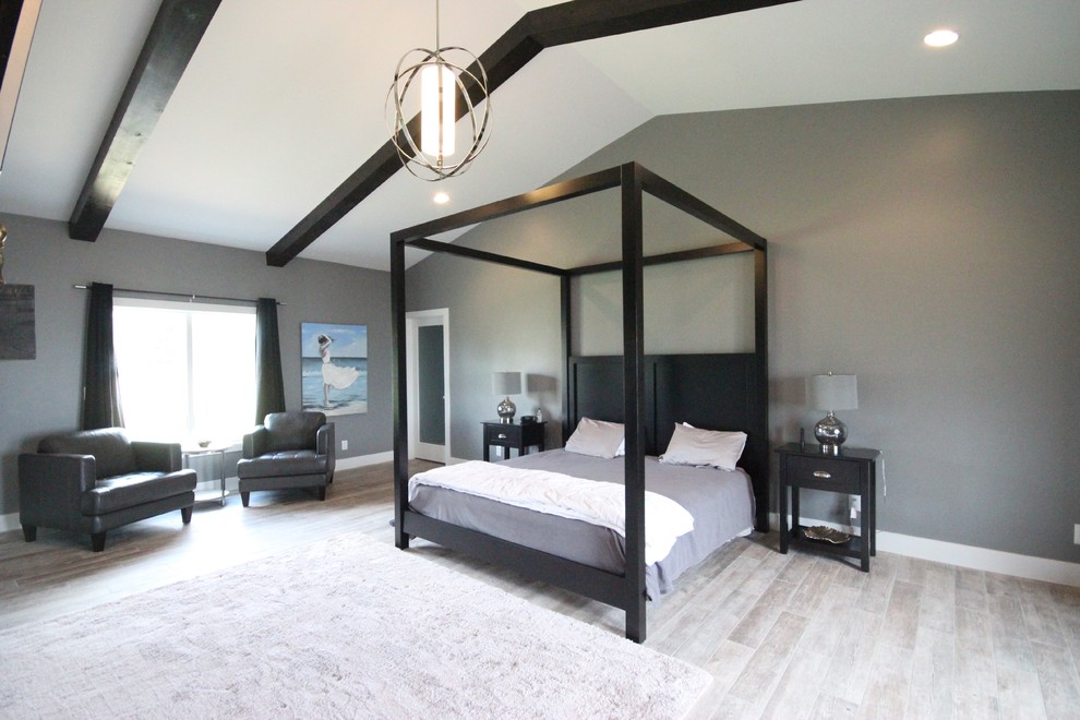 Пример оригинального дизайна: большая хозяйская спальня в стиле модернизм с серыми стенами, полом из керамической плитки, стандартным камином и фасадом камина из плитки
