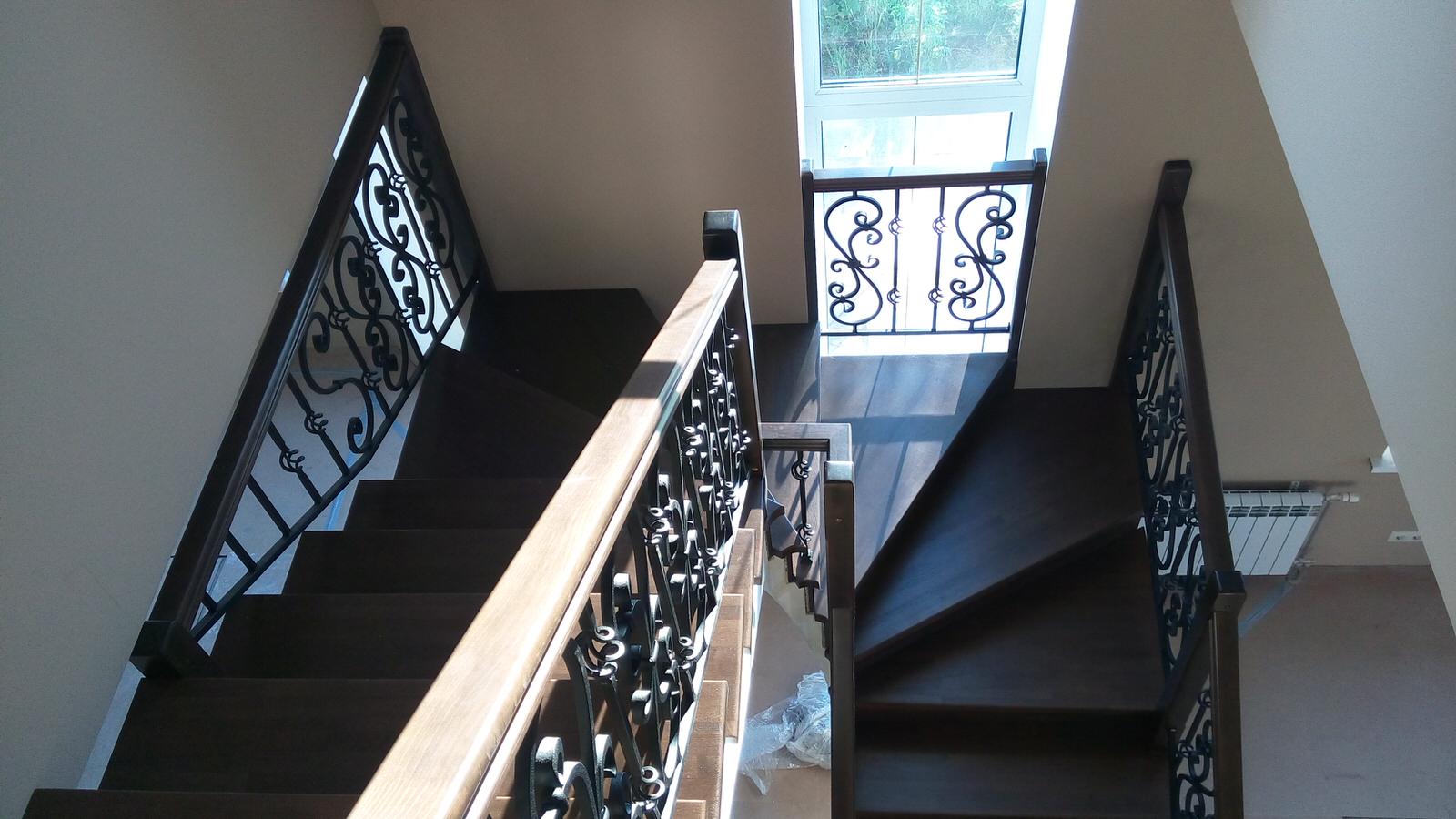 Лестница "в темном" с кованым ограждением (облицовка)
