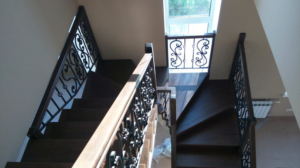 Лестница "в темном" с кованым ограждением (облицовка)