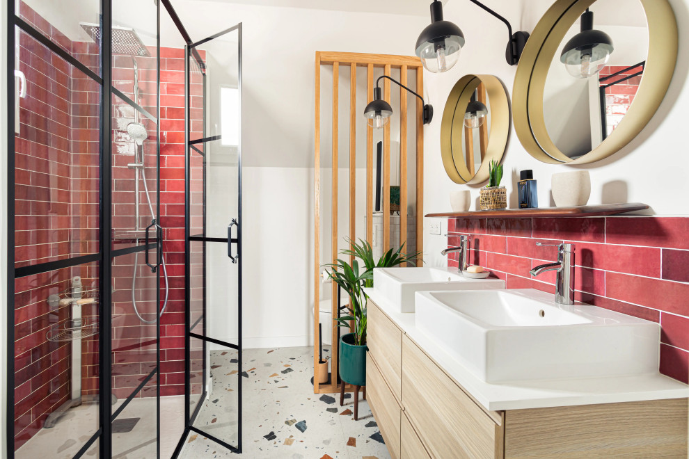 Пример оригинального дизайна: ванная комната в стиле фьюжн с душем без бортиков, розовой плиткой, керамической плиткой, полом из терраццо, накладной раковиной, душем с распашными дверями и тумбой под две раковины
