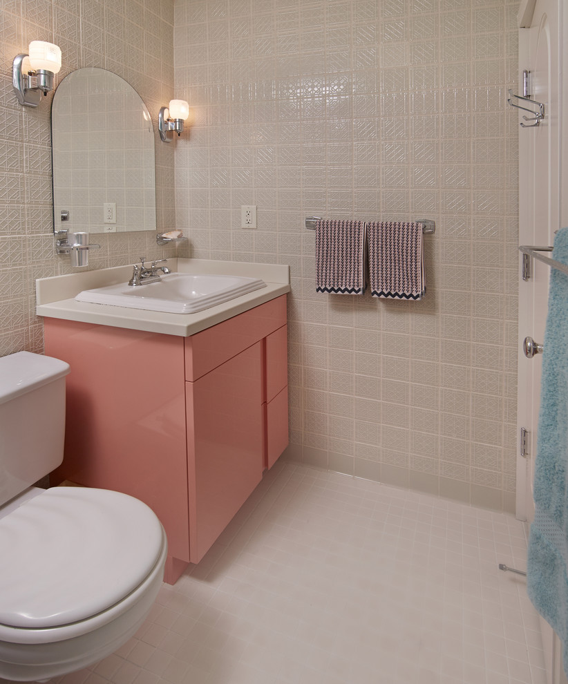 Idée de décoration pour une petite salle de bain principale vintage avec un lavabo posé, un placard à porte plane, des portes de placard rouges, des carreaux de céramique, un carrelage beige, un mur beige, un sol en carrelage de porcelaine, un plan de toilette en surface solide, un sol beige, un plan de toilette beige, meuble simple vasque et meuble-lavabo encastré.