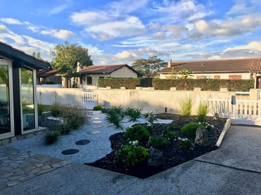 Large contemporary front yard full sun garden in Bordeaux with with flowerbed and gravel.