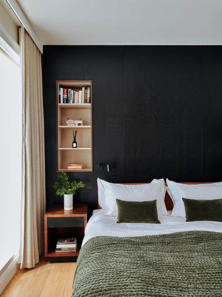 Ejemplo de dormitorio principal retro grande con paredes negras, suelo de madera clara y suelo marrón