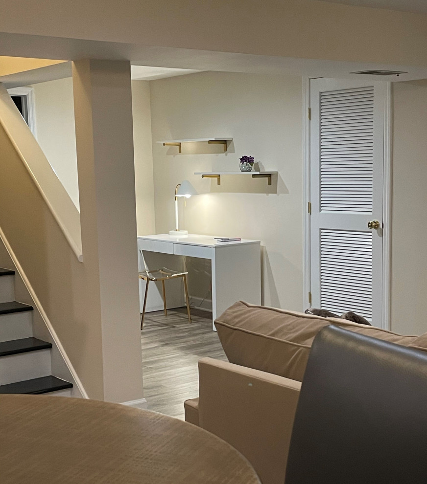 Idee per un soggiorno design con pareti beige, pavimento in vinile, TV a parete e pavimento marrone