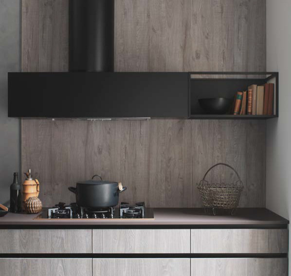Immagine di una cucina moderna di medie dimensioni con lavello integrato, ante lisce, ante grigie, top in legno, elettrodomestici neri, pavimento in gres porcellanato e top marrone