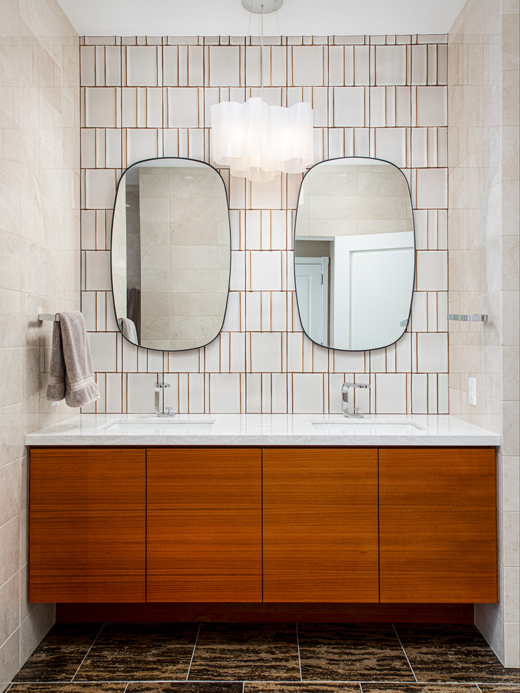 Exempel på ett stort modernt vit vitt en-suite badrum, med ett platsbyggt badkar, beige kakel, cementkakel, beige väggar, ett undermonterad handfat och marmorbänkskiva
