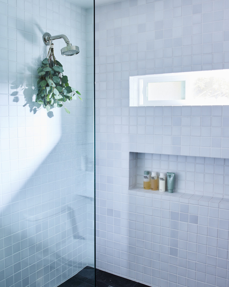 На фото: ванная комната в скандинавском стиле с открытым душем, белой плиткой, керамической плиткой и открытым душем
