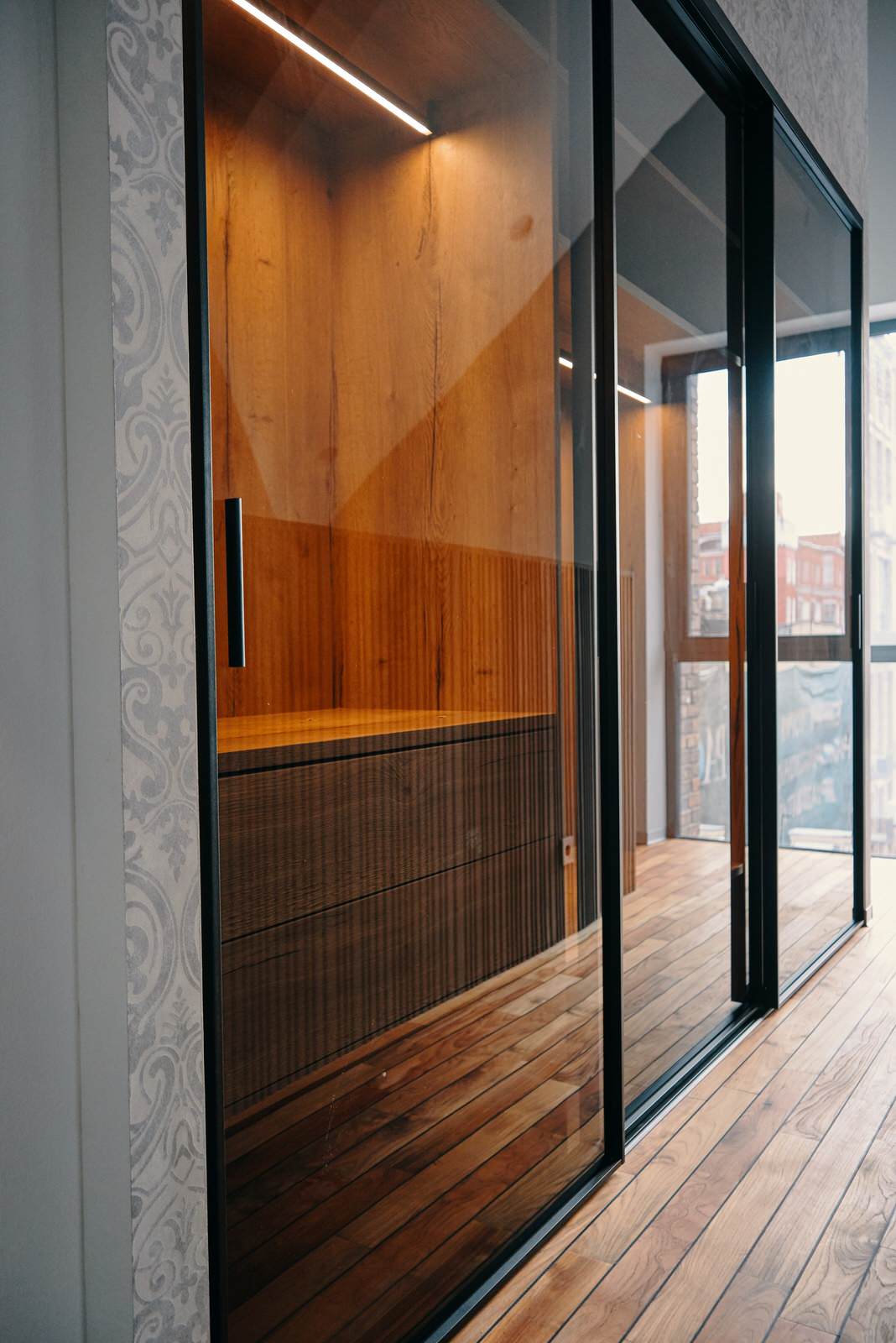 Шкаф-купе raumplus с тонированными дверьми в черном профиле S1200