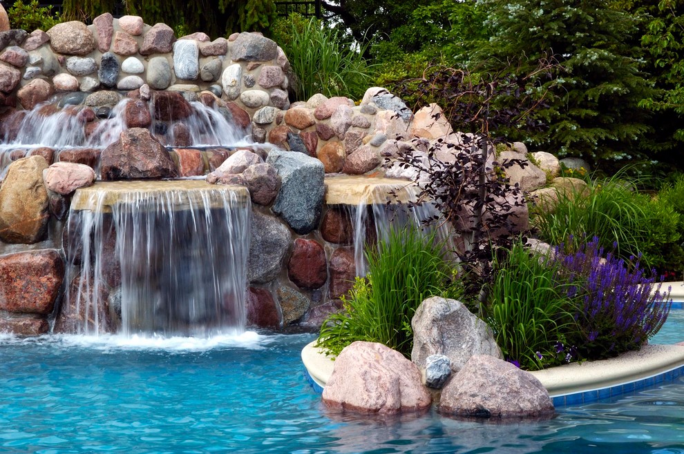 Inspiration for a huge custom-shaped pool fountain remodel in Chicago
