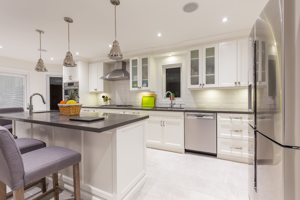 Transitional kitchen photo in Toronto