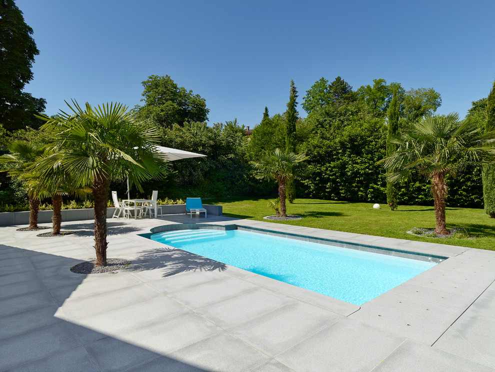 Sportbecken hinter dem Haus in rechteckiger Form With Betonboden