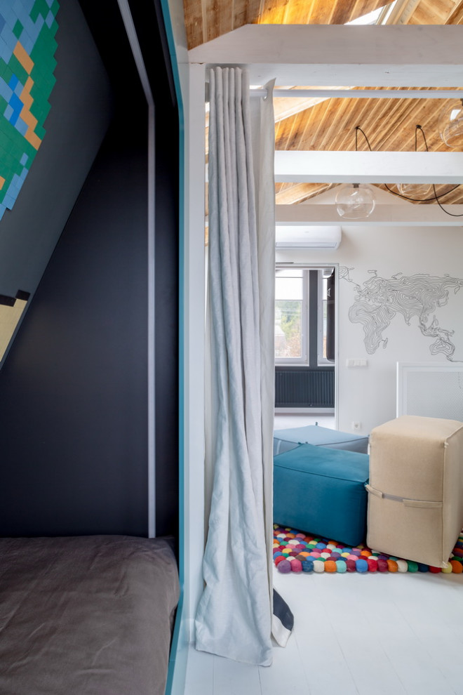 Neutrales Modernes Kinderzimmer mit blauer Wandfarbe, gebeiztem Holzboden, weißem Boden, Holzdielendecke, Holzwänden und Spielecke in Moskau