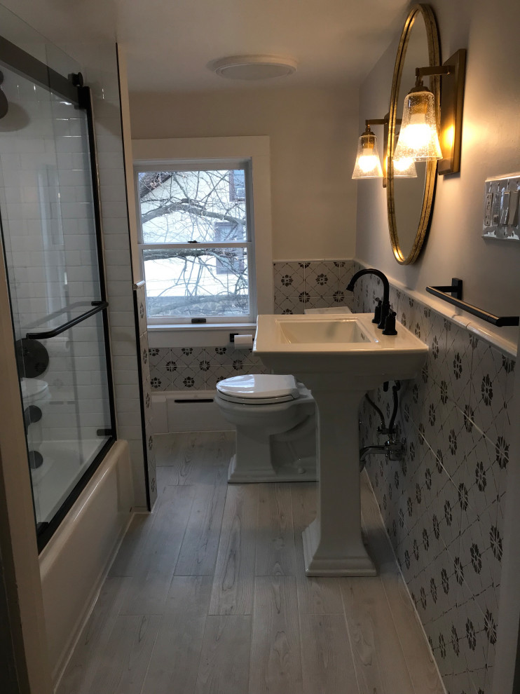 Стильный дизайн: маленькая детская ванная комната в классическом стиле с ванной в нише, душем в нише, раздельным унитазом, черно-белой плиткой, керамической плиткой, серыми стенами, полом из керамической плитки, раковиной с пьедесталом, серым полом, душем с раздвижными дверями, нишей и тумбой под одну раковину для на участке и в саду - последний тренд
