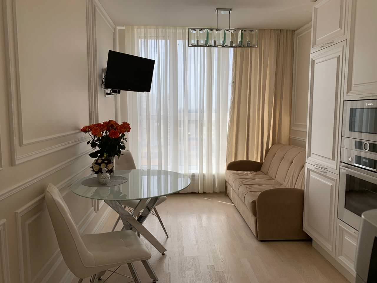 Светлая однокомнатная квартира в неоклассическом стиле