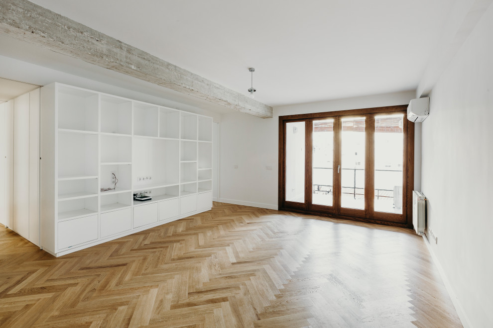 Ispirazione per un soggiorno tradizionale chiuso con sala formale, pareti bianche e pavimento in legno verniciato