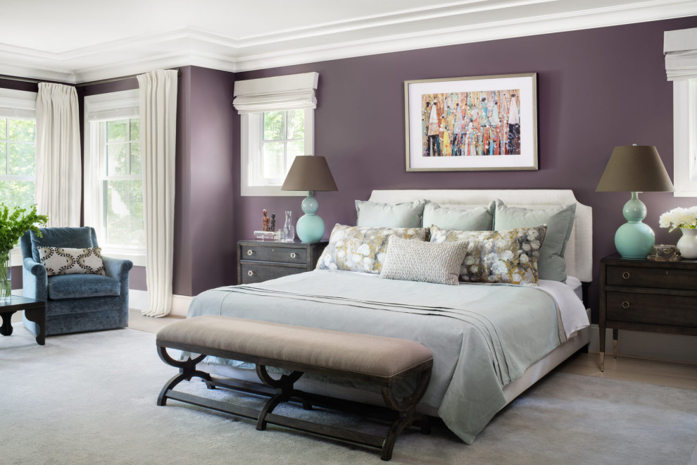 Свежая идея для дизайна: хозяйская спальня среднего размера в стиле неоклассика (современная классика) с фиолетовыми стенами и паркетным полом среднего тона без камина - отличное фото интерьера