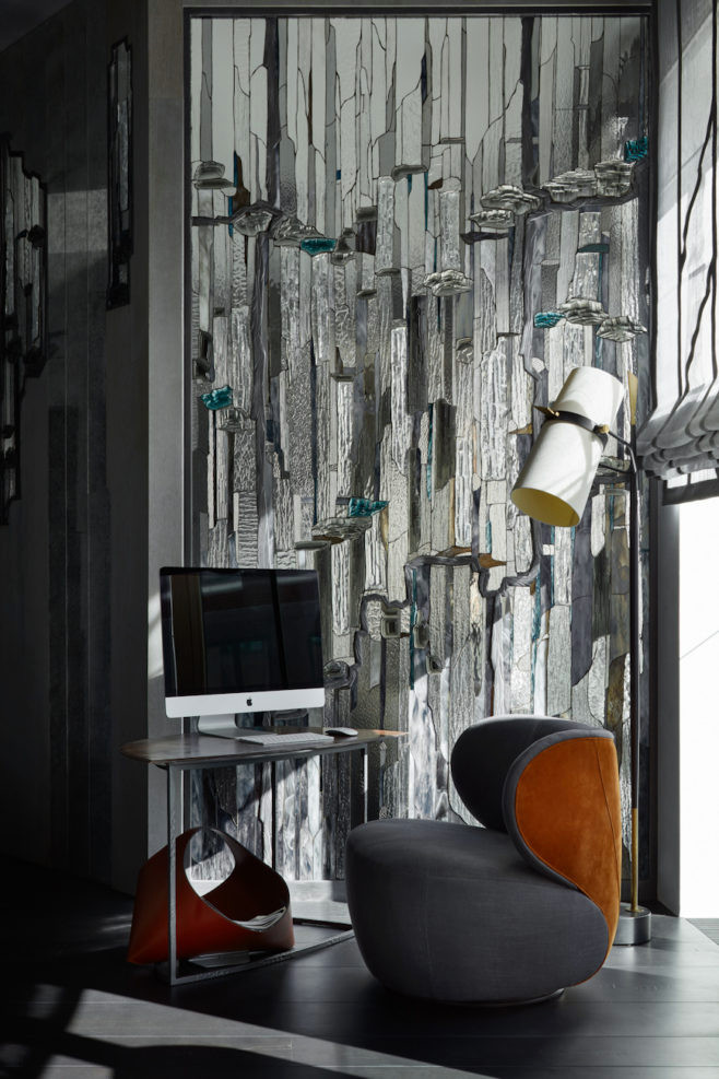 "Мужская" квартира с авторской керамикой и витражами в Москве