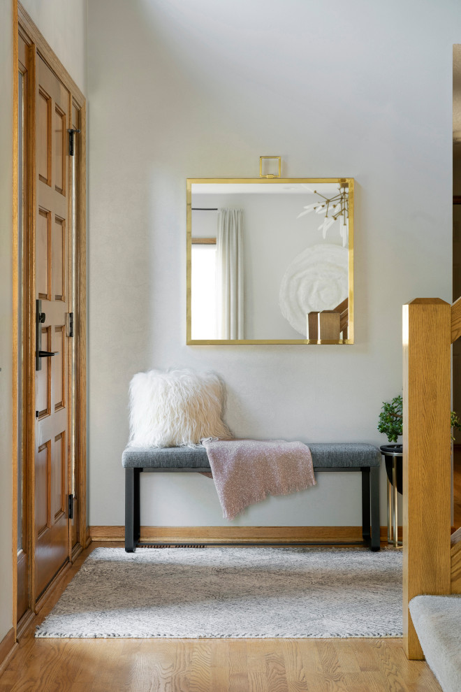 Transitional entryway photo in Minneapolis