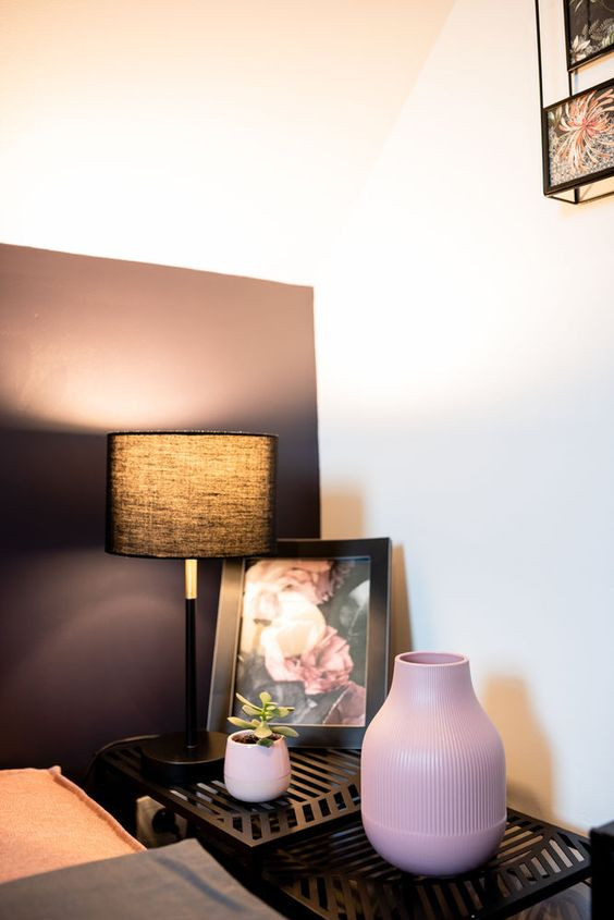 Idée de décoration pour un bureau tradition de taille moyenne avec un mur rose, parquet clair et un bureau indépendant.