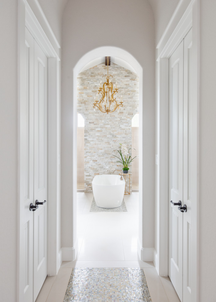 Exempel på ett stort medelhavsstil vit vitt en-suite badrum, med skåp i shakerstil, skåp i mellenmörkt trä, ett fristående badkar, en dubbeldusch, en toalettstol med hel cisternkåpa, beige kakel, porslinskakel, vita väggar, klinkergolv i porslin, ett undermonterad handfat, bänkskiva i kvartsit, vitt golv och med dusch som är öppen