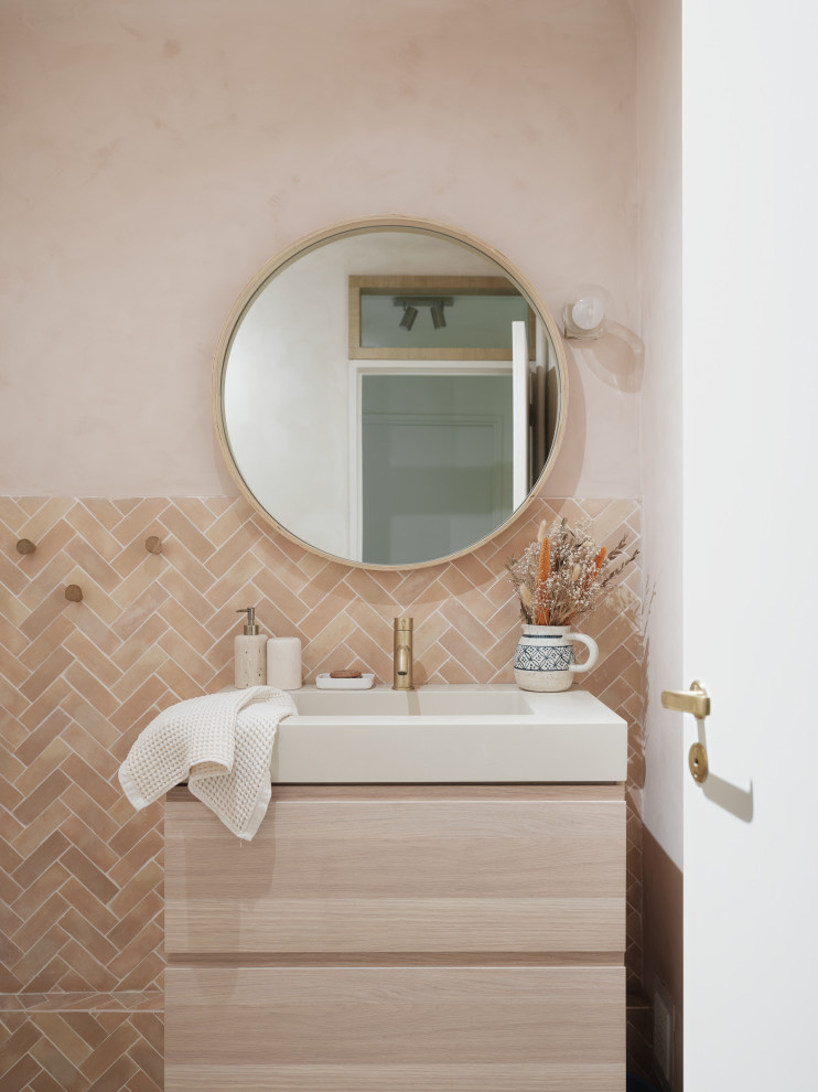 Стильный дизайн: маленькая главная ванная комната в средиземноморском стиле с розовой плиткой, керамической плиткой, розовыми стенами, полом из травертина, монолитной раковиной и бежевой столешницей для на участке и в саду - последний тренд