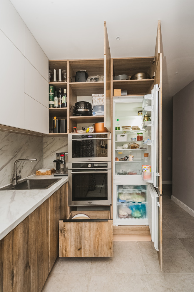 Светлая кухня с древесным декором