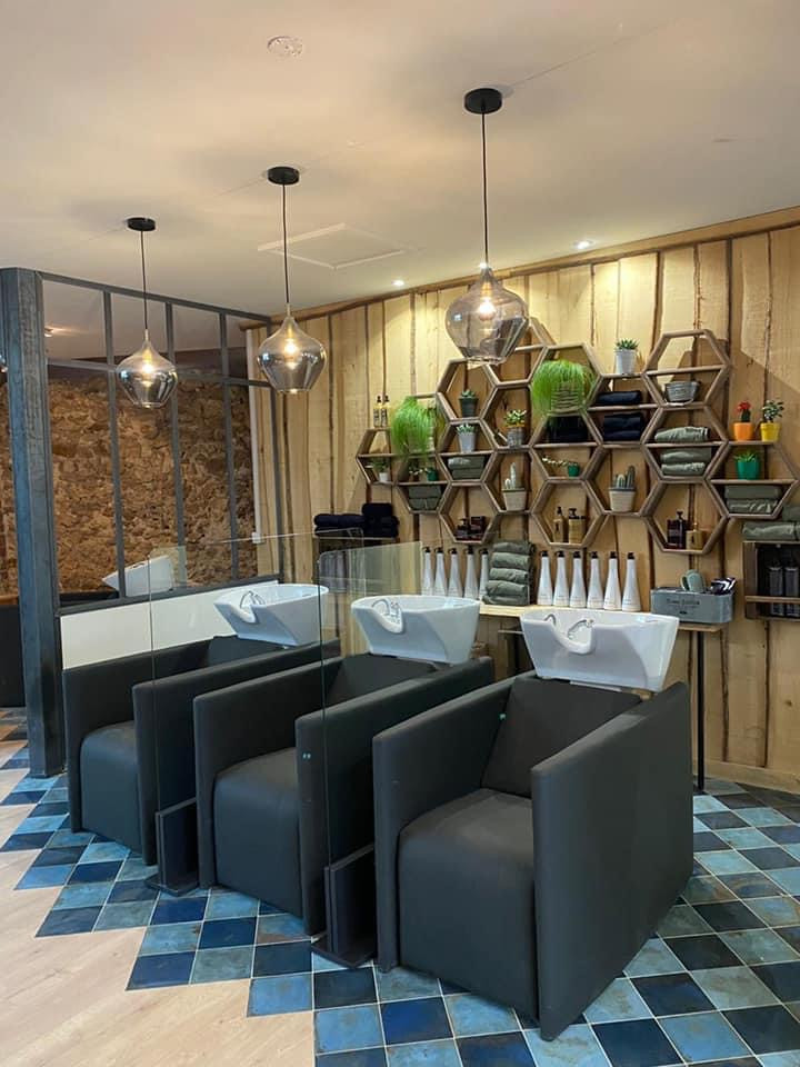 Exemple de salon in bois With tomettes au sol and un sol bleu.