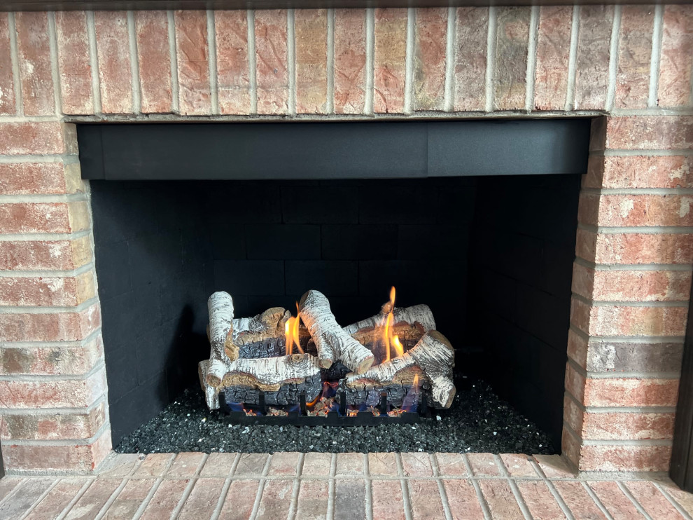 インディアナポリスにある高級な中くらいなラスティックスタイルのおしゃれなオープンリビング (標準型暖炉、レンガの暖炉まわり) の写真