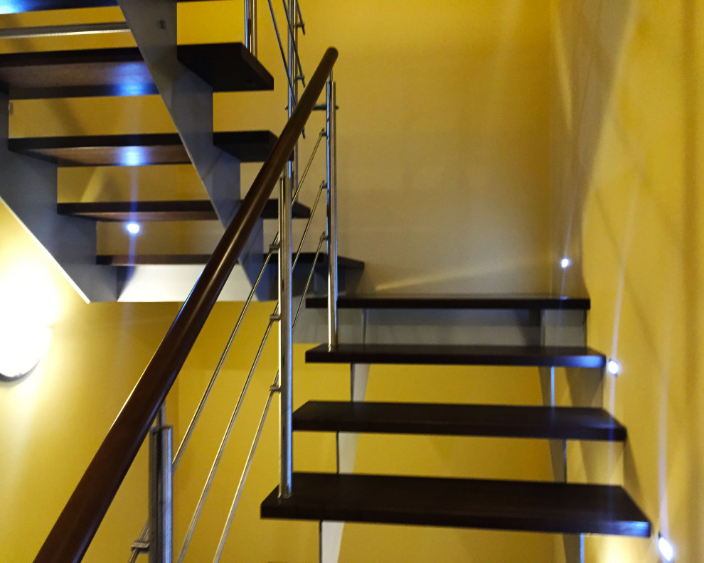 Лестница на параллельных косоурах с ограждением из нержавеющей стали