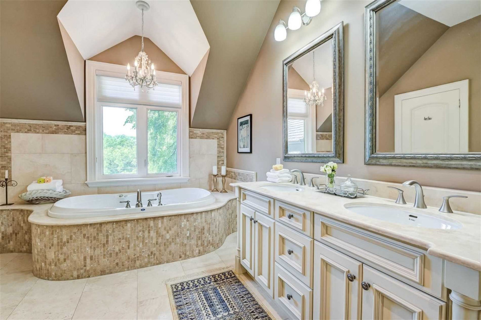 Example of a transitional home design design in Toronto