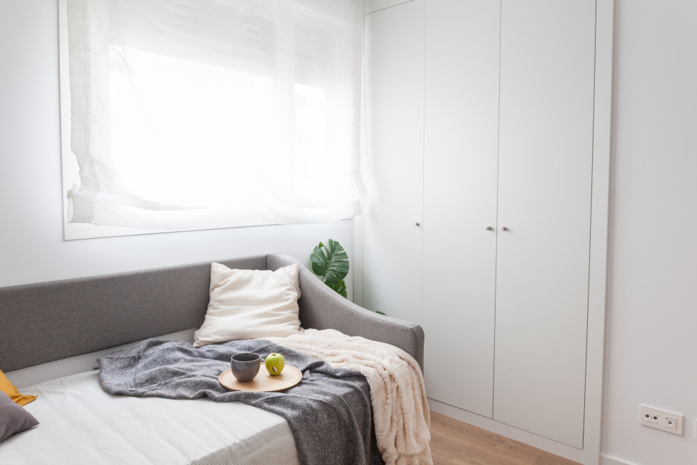 Идея дизайна: спальня среднего размера в скандинавском стиле с белыми стенами, паркетным полом среднего тона и коричневым полом