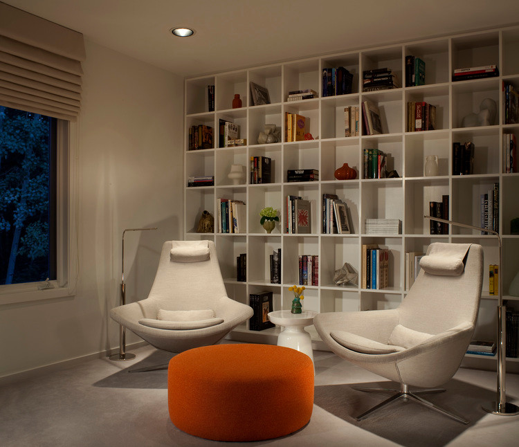 Mittelgroßes, Fernseherloses, Abgetrenntes Modernes Wohnzimmer ohne Kamin mit weißer Wandfarbe und braunem Holzboden in Denver