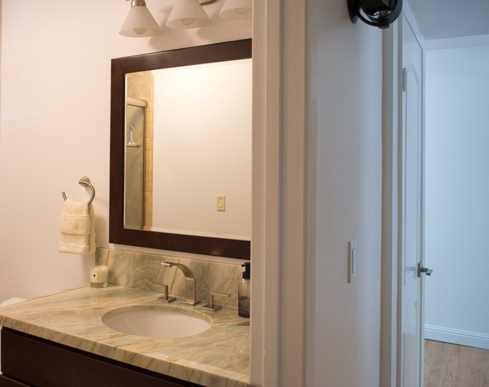 Cette photo montre une salle de bain chic en bois brun de taille moyenne avec un lavabo encastré, un plan de toilette en granite, un plan de toilette vert et meuble simple vasque.