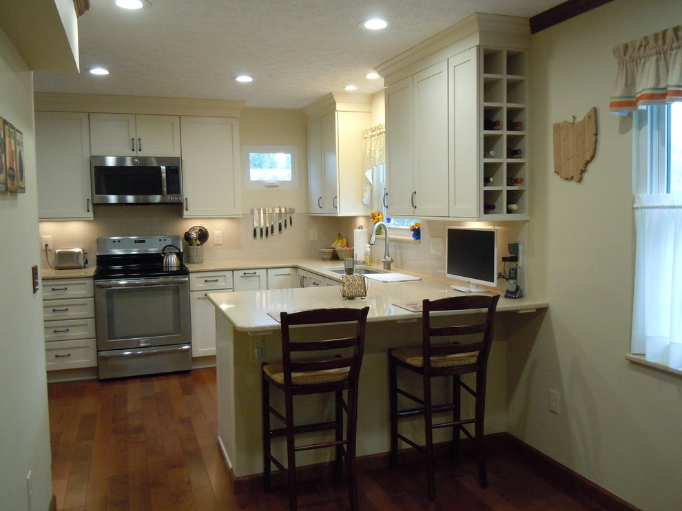Transitional kitchen photo in Columbus